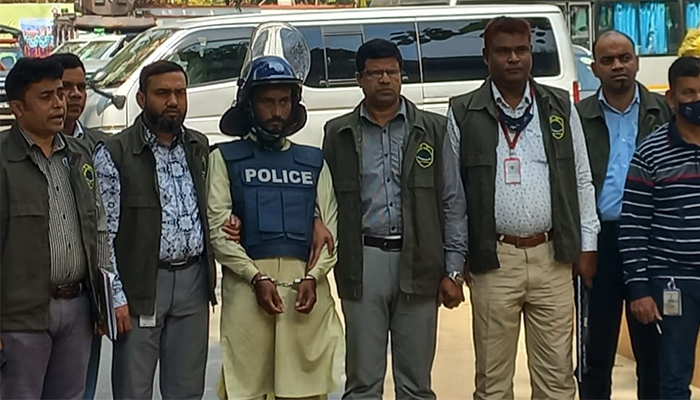 শেখ হাসিনাকে হত্যাচেষ্টা: ২২ বছর পর মৃত্যুদণ্ডের আসামি গ্রেপ্তার