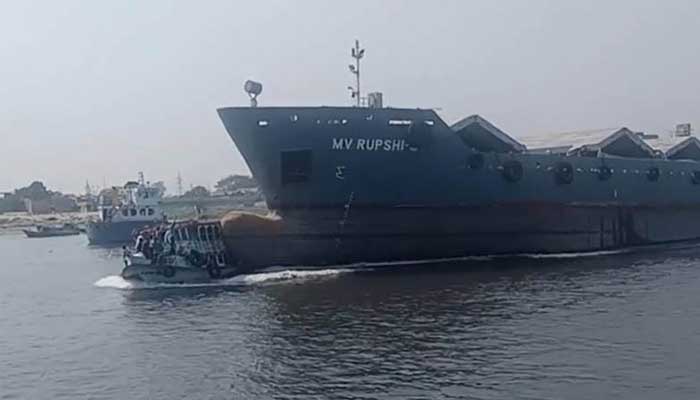 ১৭ ঘণ্টা পর শীতলক্ষ্যায় ডুবে যাওয়া লঞ্চ উদ্ধার