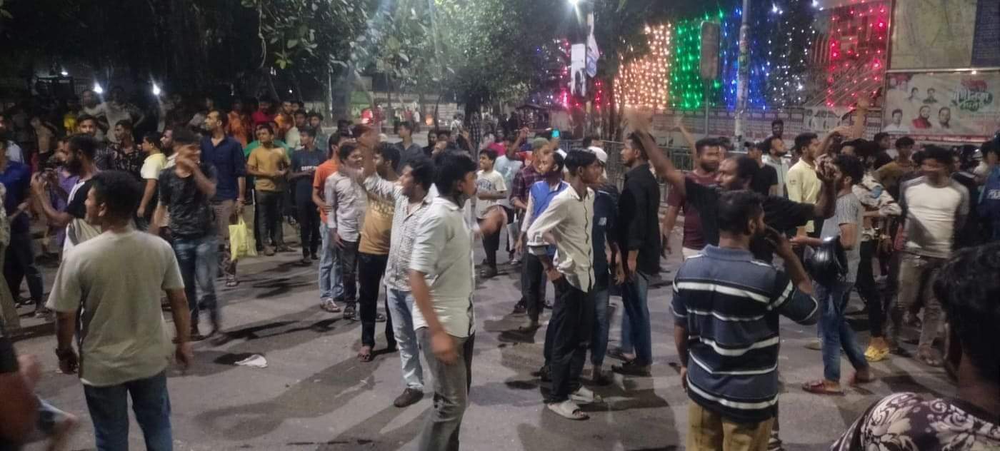 নিউমার্কেটে ব্যবসায়ীদের সঙ্গে ঢাকা কলেজের শিক্ষার্থীদের সংঘর্ষ, আহত ১০