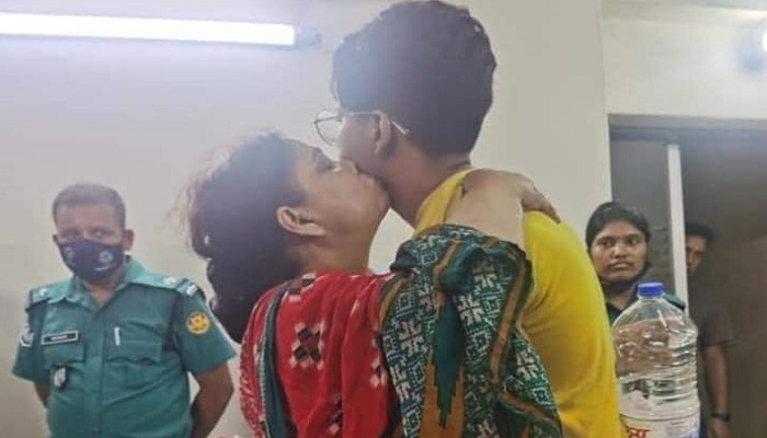 বিক্ষোভের মুখে মধ্যরাতে মুক্ত মাঠ রক্ষা আন্দোলনের মা-ছেলে