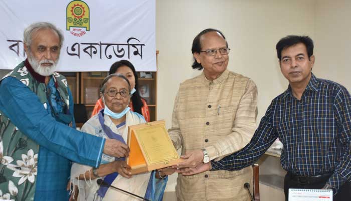 বাংলা একাডেমির রবীন্দ্র পুরস্কার পেলেন আতিউর রহমান