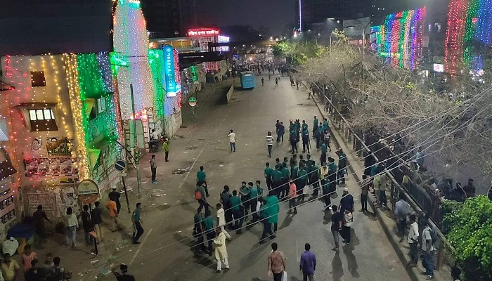 নিউমার্কেটে ব্যবসায়ীদের সঙ্গে ঢাকা কলেজের শিক্ষার্থীদের সংঘর্ষ, আহত ১০