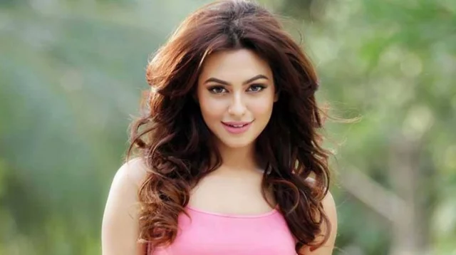 এক হাতে বন্দুক, অন্য হাতে গিটার: নতুন ‘রকস্টার’ যশ