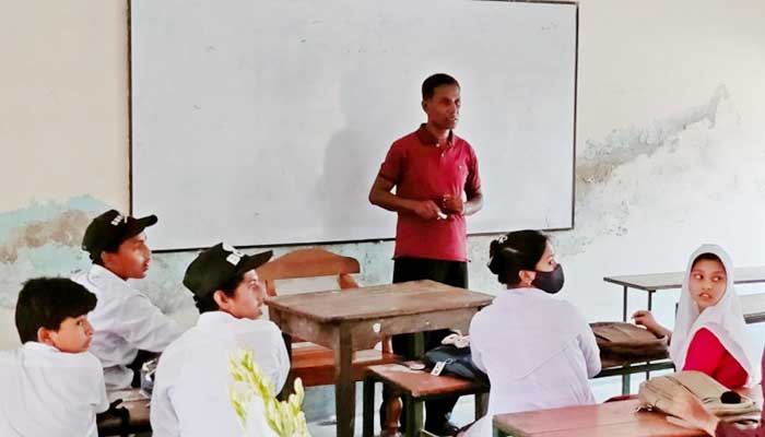 ২৮ দিন পর ক্লাসে ফিরলেন বিজ্ঞান শিক্ষক হৃদয় মণ্ডল