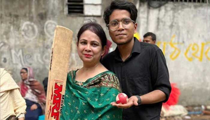 ব্যাট-বল হাতে আবারও মাঠে ছেলেসহ প্রতিবাদী রত্না