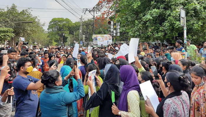 হামলার প্রতিবাদে নীলক্ষেতে আজ সাত কলেজের শিক্ষার্থীদের মানববন্ধন