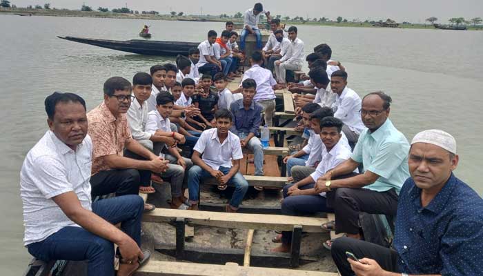মধ্যনগরে শিক্ষার্থীদের স্বেচ্ছাশ্রমে রক্ষা পেল হাওরের ২৫ হেক্টর জমি