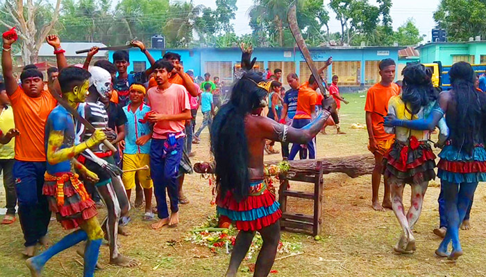 গুরুদাসপুরে ঐতিহ্যবাহী চড়ক পূজা শেষে বউমেলা শুরু
