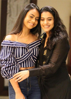 বন্ধুদের সঙ্গে পার্টিতে মশগুল কাজল-কন্যা