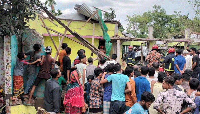 ময়মনসিংহে আতশবাজি কারখানায় বিস্ফোরণ, ২ নারী নিহত