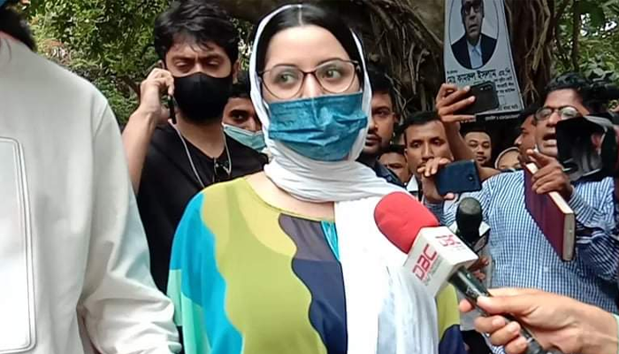 বোট ক্লাবে মেয়েদের ওপর ঝাঁপিয়ে পড়া হয়: পরী মনি