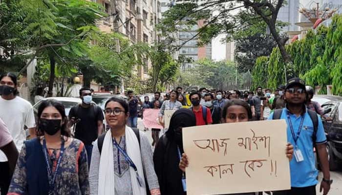 মিম হত্যার প্রতিবাদে নর্থসাউথ বিশ্ববিদ্যালয়ে বিক্ষোভ (ভিডিও)