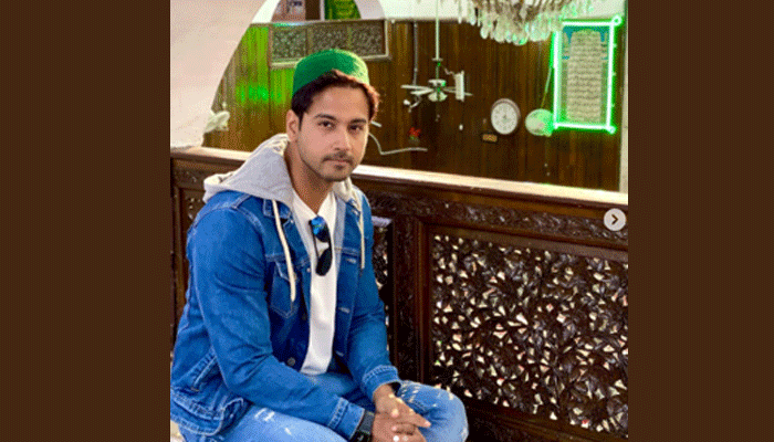 মসজিদে গিয়ে টুপি পরে কটাক্ষের শিকার যশ