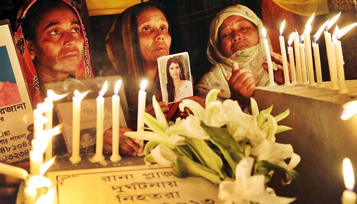মোমবাতি জ্বালিয়ে রানা প্লাজায় নিহতদের স্মরণ