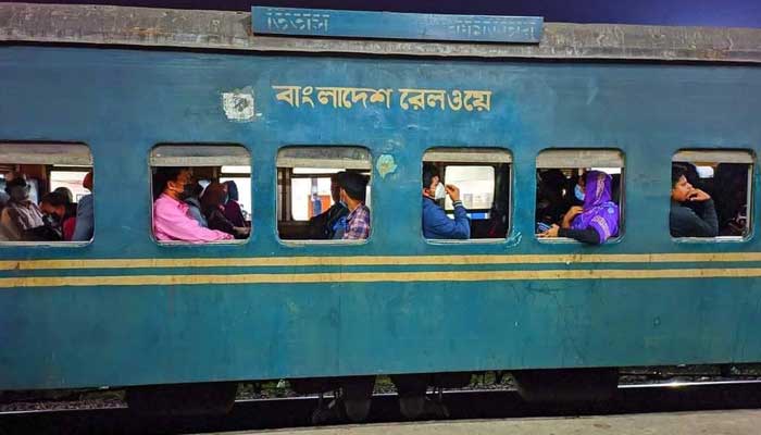 ধর্মঘটে সারা দেশে ট্রেন চলাচল বন্ধ, দুর্ভোগ চরমে