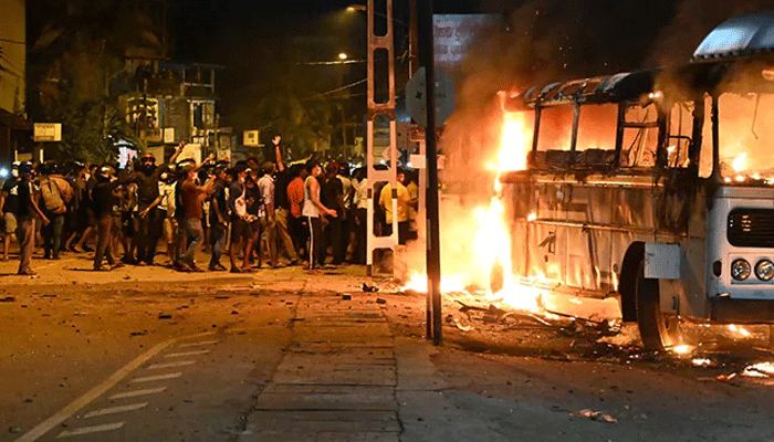 কলম্বোতে কারফিউ প্রত্যাহার, নারীসহ আটক ৪৫