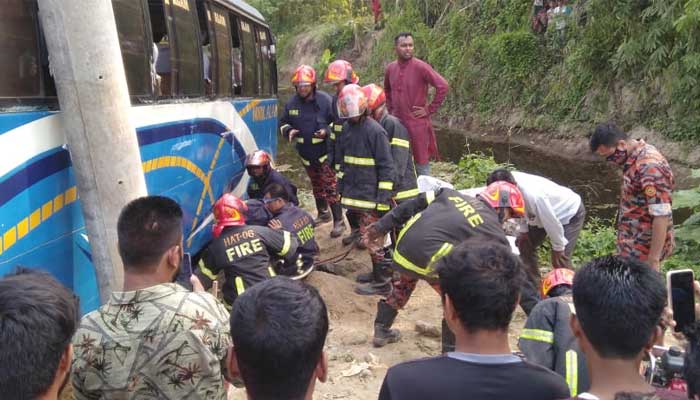 হাটহাজারীতে বাস-ব্যাটারি রিকশার মুখোমুখি সংঘর্ষে নিহত ২