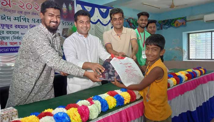 মেহেরপুরে সুবিধাবঞ্চিত শিশুদের ৫ টাকায় ঈদ শপিং