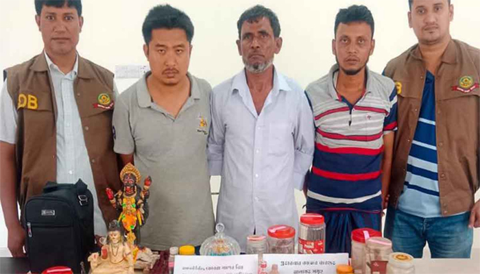 চট্টগ্রামে ৫ কোটি টাকার সাপের বিষসহ আটক ৩