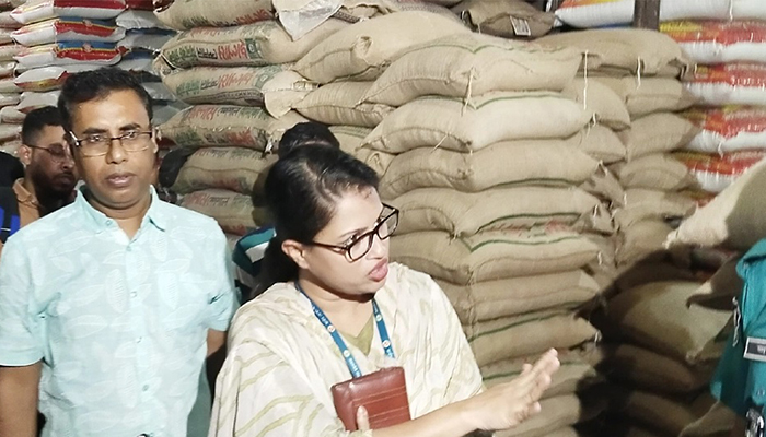 অভিযানে জরিমানার ভয়ে দোকান ছেড়ে পালালেন চাল ব্যবসায়ীরা