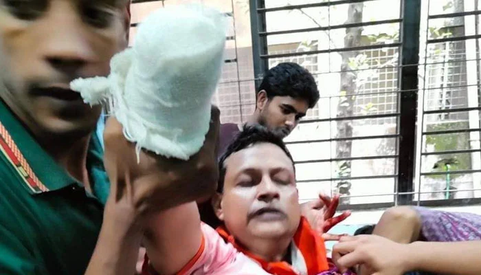 কুষ্টিয়ায় কলেজ শিক্ষকের কব্জি কেটে নিলো সন্ত্রাসীরা