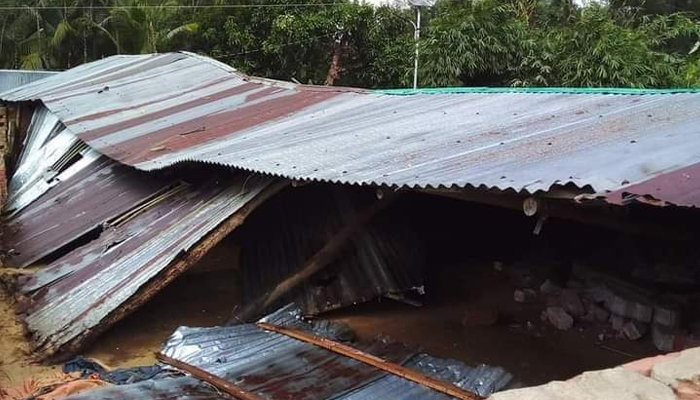 মহেশখালীতে ঝড়ের তাণ্ডবে স্কুলঘর চাল ভেঙে আহত ৭ শিক্ষার্থী