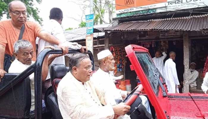 সুখবিলাসের ঈদ: তথ্যমন্ত্রী যখন গাড়িচালক