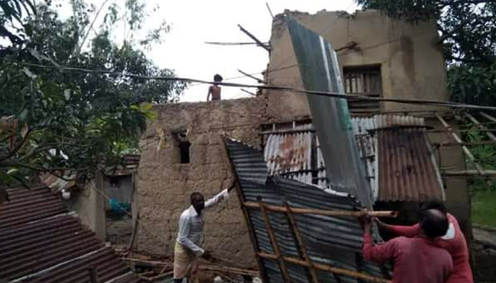 রাণীনগরে ঝড়ের তাণ্ডবে লণ্ডভণ্ড শতাধিক ঘরবাড়ি