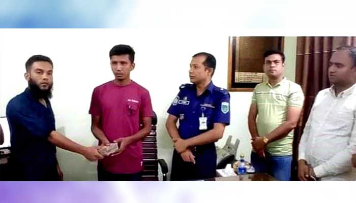 ব্যবসায়ীর ২৫ লাখ টাকা ফেরত দিলেন ট্রাকচালক