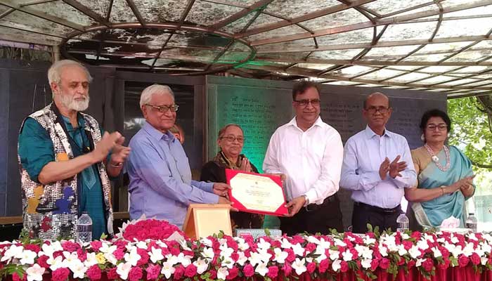 নজরুল পুরস্কার পেলেন অধ্যাপক সিরাজুল ইসলাম চৌধুরী