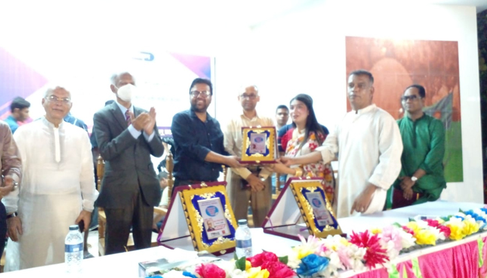 পিরোজপুরের দুই পত্রিকার প্রতিষ্ঠাবার্ষিকীতে গুণীজন সংবর্ধনা
