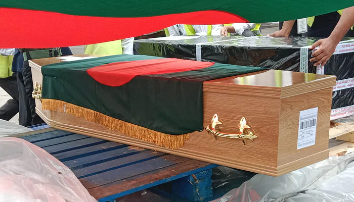 কফিনে এলেন নিথর গাফফার চৌধুরী, বিকেলে দাফন