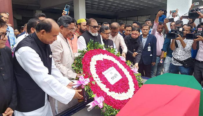 কফিনে এলেন নিথর গাফফার চৌধুরী, বিকেলে দাফন