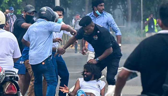 শ্রীলঙ্কাজুড়ে কারফিউ, বিক্ষোভে গুলি চালানোর পর এমপির  আত্মহত্যা