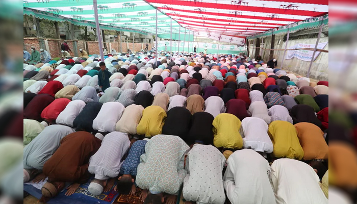 সেই তেঁতুলতলা মাঠে আনন্দ-উচ্ছ্বাসে ঈদের জামাত