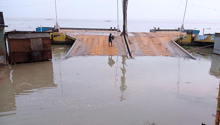 দৌলতদিয়ায় ফেরিডুবিতে ভোগান্তি, পারাপারের অপেক্ষায় যাত্রীরা