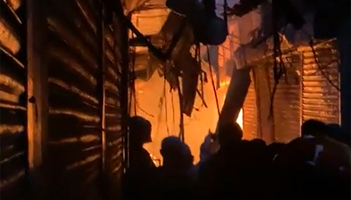 সিলেট নগরীর হকার্স মার্কেটে ভয়াবহ আগুন