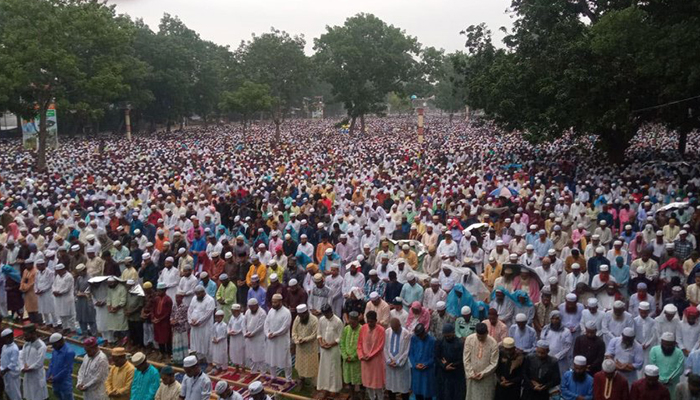 বৃষ্টি উপেক্ষা করে শোলাকিয়ায় লাখো মুসল্লি