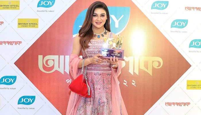 ‘বিনিসুতোয়’ ছবিতে জয়ার হাতে সেরা অভিনেত্রীর পুরস্কার