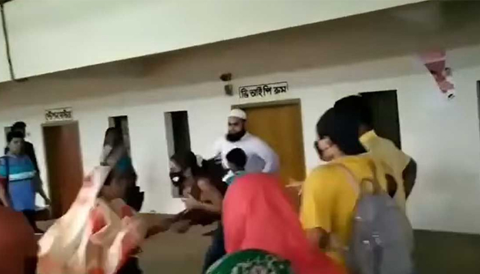 নরসিংদী রেলস্টেশনে তরুণীকে হেনস্তাকারী সেই নারী গ্রেপ্তার