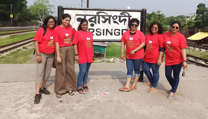 পছন্দের পোশাকে নরসিংদীতে তরুণ-তরুণীদের প্রতিবাদ