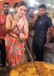 কালী মন্দিরে ভোগ রাঁধলেন নুসরাত জাহান