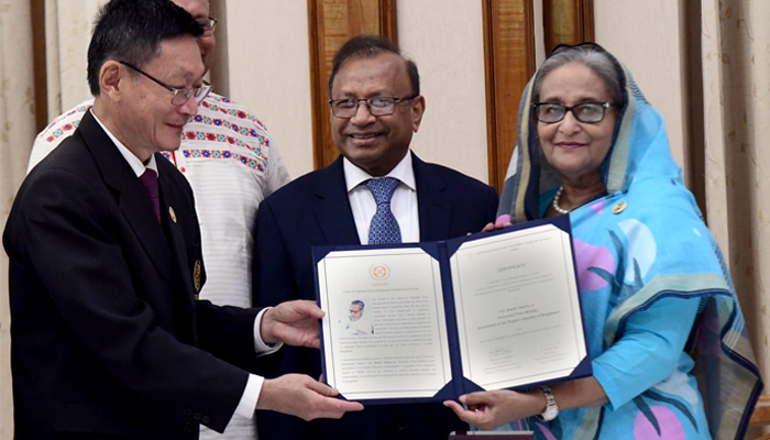 পল্লী উন্নয়ন পদক পেলেন প্রধানমন্ত্রী