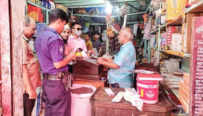 তেলের কৃত্রিম সংকটের দায়ে দুই ব্যবসায়ীকে জরিমানা