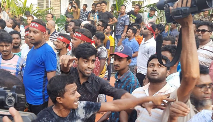 রাজশাহীতে বিএনপির প্রতিবাদ সমাবেশে সাংবাদিকদের ওপর হামলা