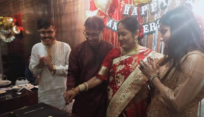 শুধু বেঁচে থাকলেন কন্যা শর্মি