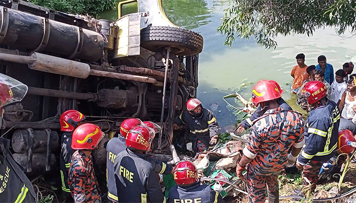 নওগাঁয় ট্রাকচাপায় প্রাণ গেলো চার শিক্ষকসহ ৫ জনের