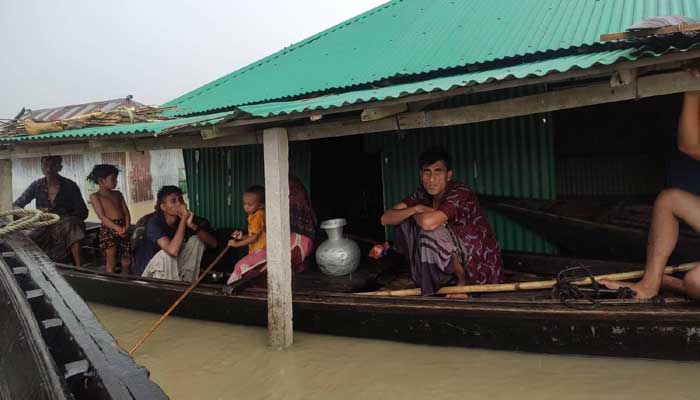 কুড়িগ্রামে বন্যায় পানিবন্দি মানুষের দুর্ভোগ চরমে