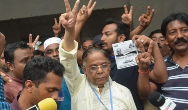 হাড্ডাহাড্ডি লড়াইয়ে কুমিল্লার মেয়র নৌকার রিফাত