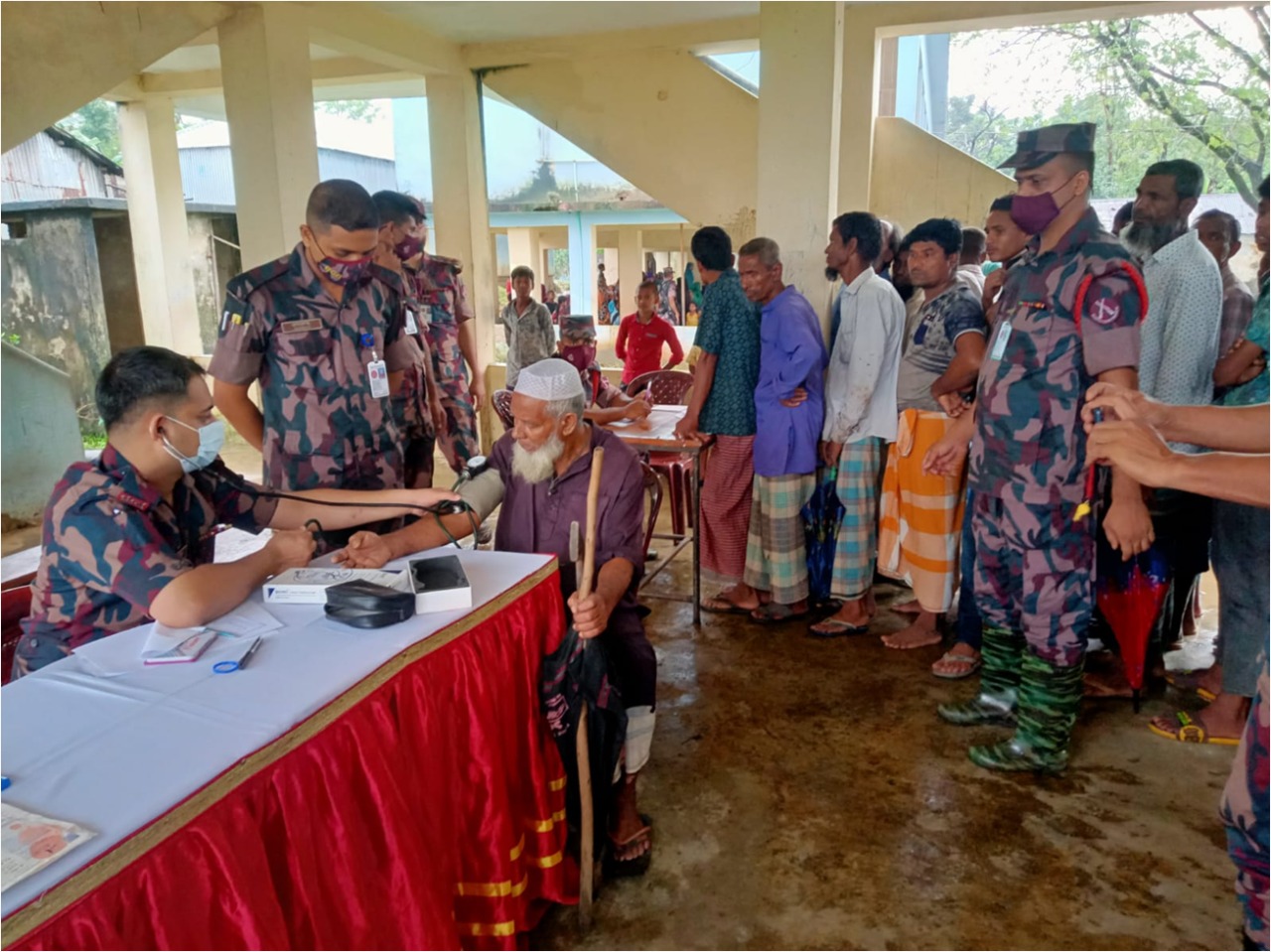 বন্যাদুর্গত এলাকায় বিজিবির ত্রাণসামগ্রী বিতরণ অব্যাহত